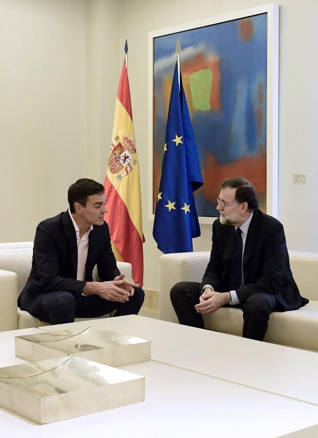 El líder del PSOE conversa con el presidente sobre Cataluña tras el referéndum 1-0. :: j. soriano / afp/