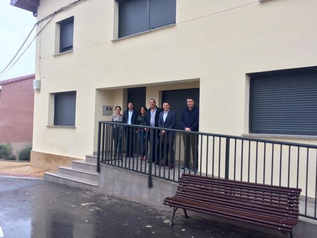 Carlos Cuevas con el alcalde, Pedro Cañas, en el albergue. / G.R.