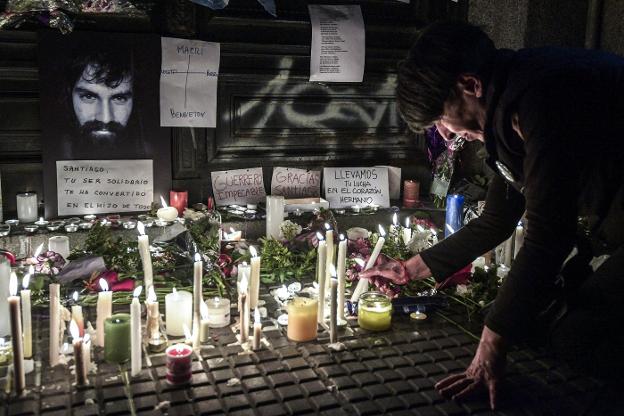 Velas y flores en el exterior del depósito judicial al que fue conducido el cuerpo del joven Santiago Maldonado. :: JUAN MABROMATA / Afp/