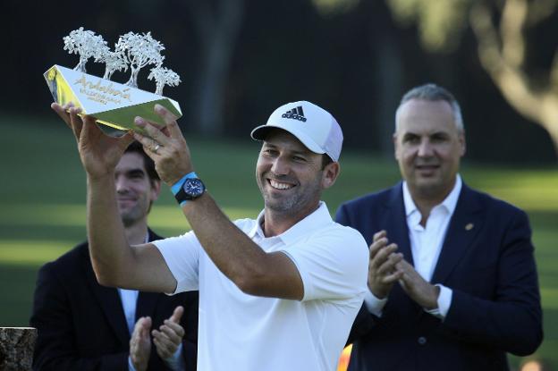 El golfista español levanta el trofeo que le acredita como vencedor en Valderrama. :: efe/