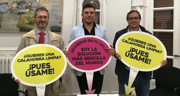 Javier Miguel, Óscar Eguizábal y Carlos Rivero, con los carteles con los que se van a señalizar las papeleras. :: i.álvarez./