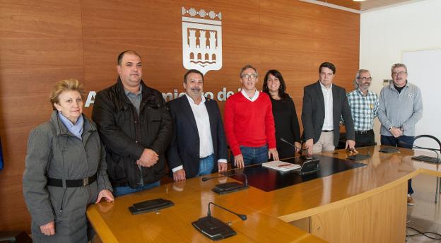 Miembros del grupo de trabajo compuesto por 25 personas que estudiaron un total de 12 escritos. :: d. u.
/