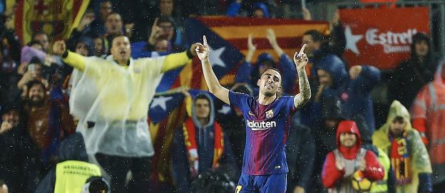Paco Alcácer celebra el segundo gol que consiguió ayer ante el Sevilla. :: efe/