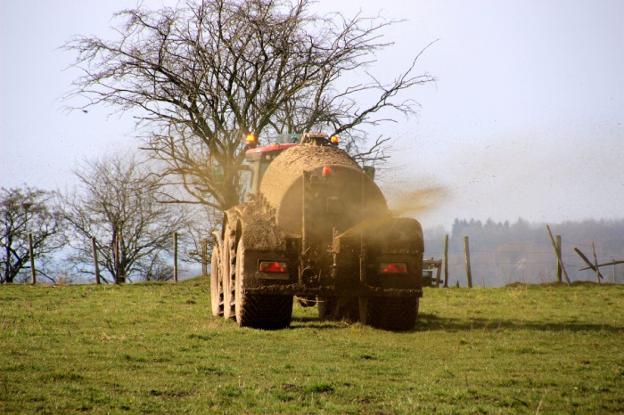 Un tractor fumiga fertilizante orgánico en un prado. :: L.R./