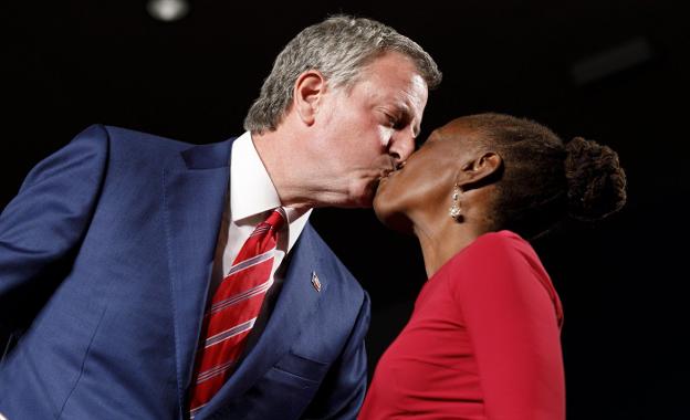 El alcalde neoyorquino Bill de Blasio besa a su esposa. :: efe/