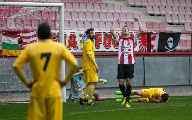 Imanol, jugador de la SD Logroñés, le dedica el gol a su abuela, recientemente fallecida. ::/Antonio Díaz Uriel