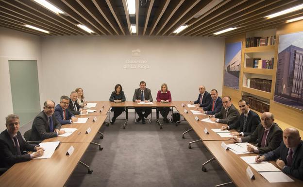Firma de los convenios con los responsables de las distintas entidades financieras. /GOB. RIOJA