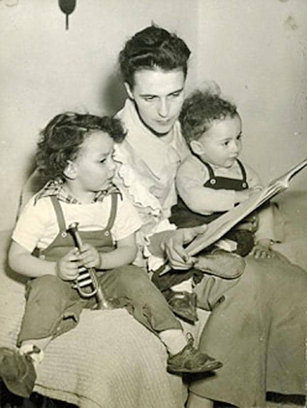 La pintora Leonora Carrington, con sus hijos Gabriel y Pablo. :: chiki weisz/