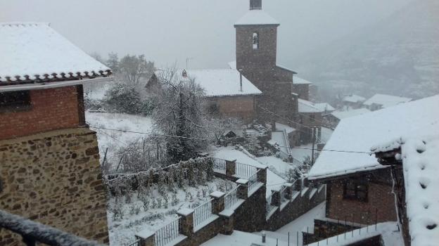 Laguna de Cameros, cubierta de nieve. :: l.r/