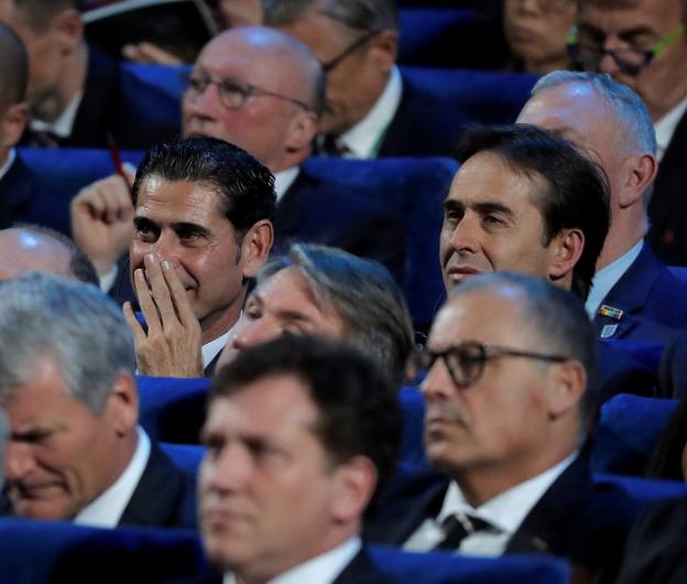 Julen Lopetegui, junto a Fernando Hierro, ayer, en el sorteo. :: EFE/