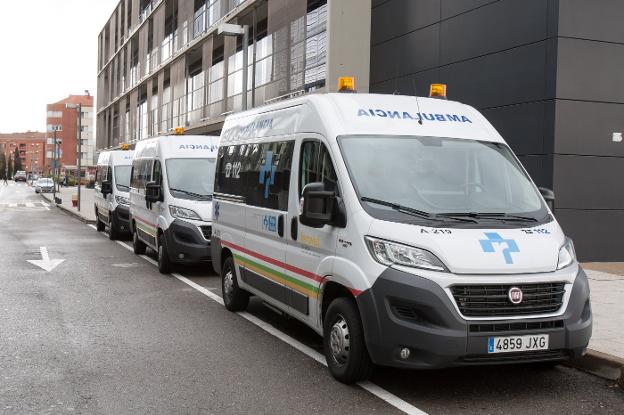 Ambulancias de Ferrovial a las puertas del Hospital San Pedro de Logroño. :: Díaz Uriel/