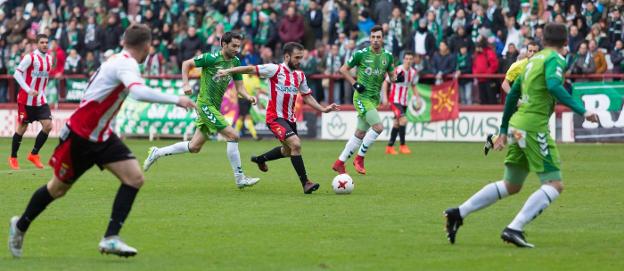Muneta conduce el balón en una jugada de la primera parte. :: sonia tercero
/