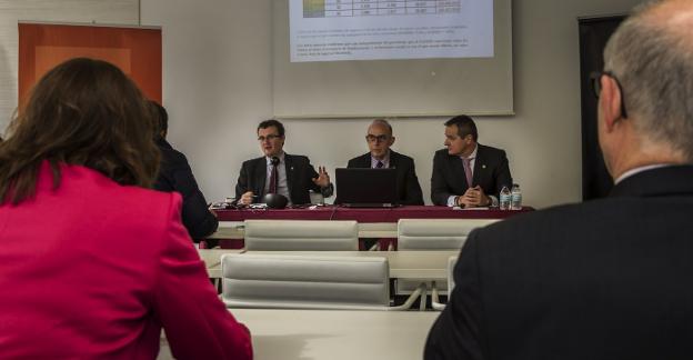 Ernesto Gómez Tarragona (decano), Juan Carlos Ayala (cátedra Empresa Familiar) y Román Palacios, presidente de la AREF. :: justo rodríguez
/