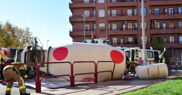 La hormigonera descansa sobre el asfalto de la calle Piqueras. :: miguel herreros/
