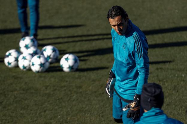 Keylor Navas, durante el entrenamiento de ayer. :: efe
/