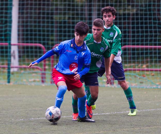 Dos imágenes del duelo que disputó el Berceo contra el Comillas. :: F.D./