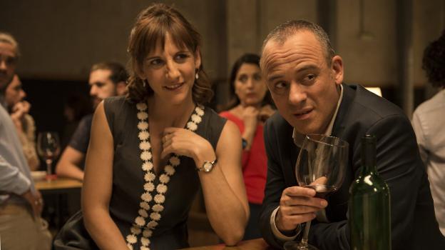 Malena Alterio y Javier Gutiérrez en una escena de la serie, disponible para todos los abonados de Movistar+ bajo demanda. :: r. c./
