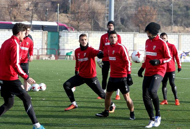 Cesa Remón juega el esférico en presencia de Carles Salvador, Espina y Germán. :: Juan Marín/