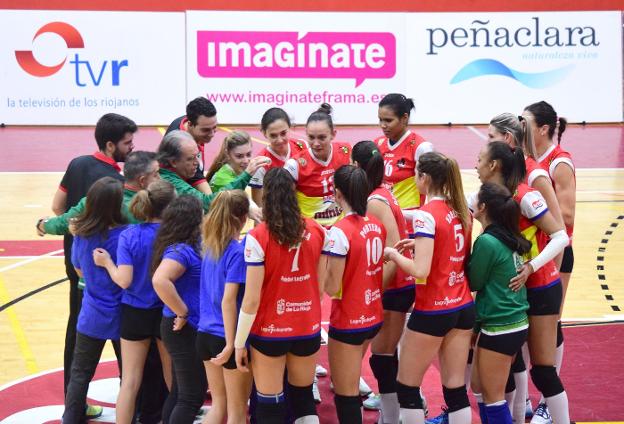 Piña de las logroñesas tras ganar el partido de ayer. :: miguel herreros
/