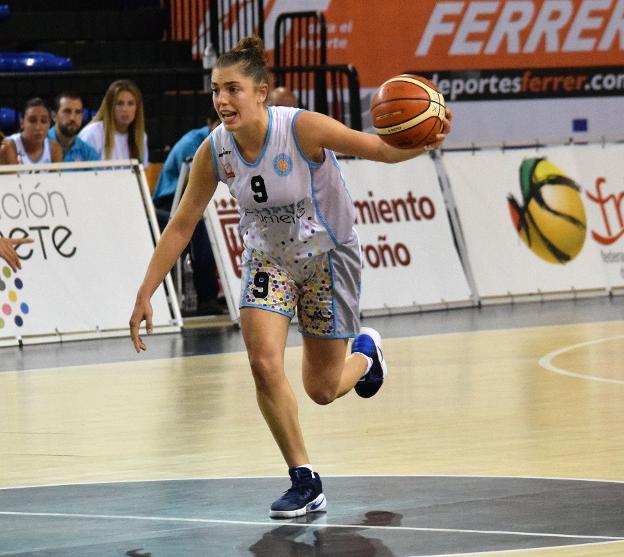 Paula Estebas conduce el balón en un partido. :: Miguel Herreros
/