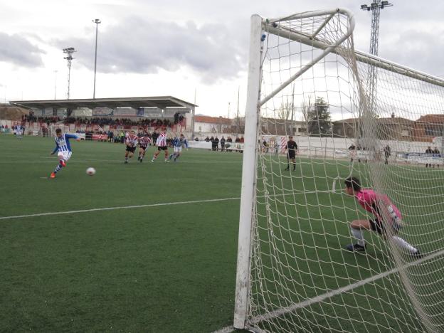 El Náxara logró la victoria gracias al penalti que transformó Emilio, cometido sobre Miguel. :: /Ernesto Pascual