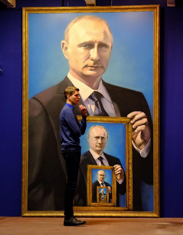 Un joven observa un cuadro de la exposición 'Superputin'. :: Yuri KADOBNOV / afp
/