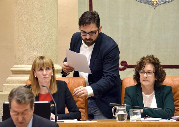 Ubis (Cs) hace una consulta a la presidenta del Parlamento, Ana Lourdes González (PP), en presencia de Ana Santos (PSOE). :: miguel herreros/