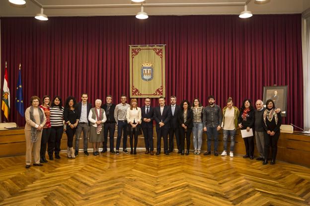 Responsables locales y regionales y miembros de algunas ONG de la región, ayer en el salón de plenos. :: justo rodríguez/