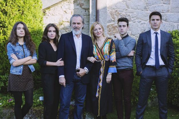 Los protagonistas de la serie hacen un alto en el rodaje para posar en una foto de familia. :: telecinco/