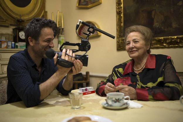 Gustavo Salmerón y su madre, Julita, en un momento del rodaje de la película. :: r. c./