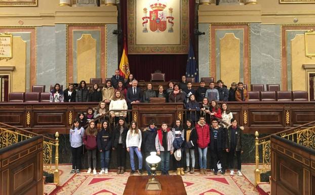 El PSOE critica que Gamarra sólo invitara a Del Río en su visita con los niños al Congreso