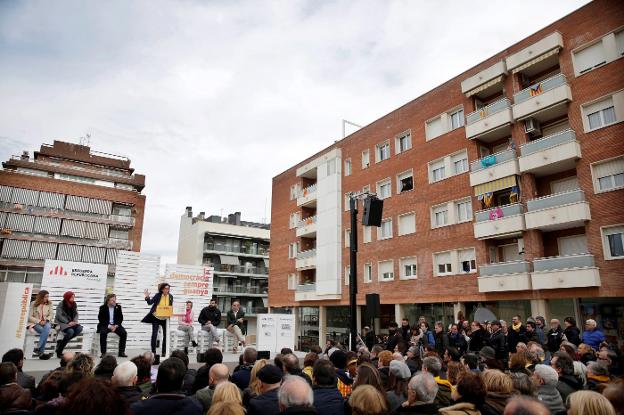 Marta Rovira interviene en un mitin en Badalona. :: Alberto Estévez / efe/
