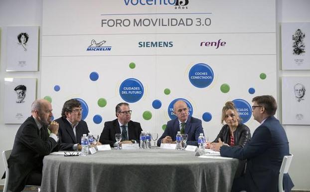 De izquierda a derecha, Carlos Lancha, Fernando Pina, Gregorio Serrano, Carlos Bergera y Arancha García Hermo, en la mesa sobre coches conectados, junto al moderador Patxi Fernández Vergara /V. CARRASCO