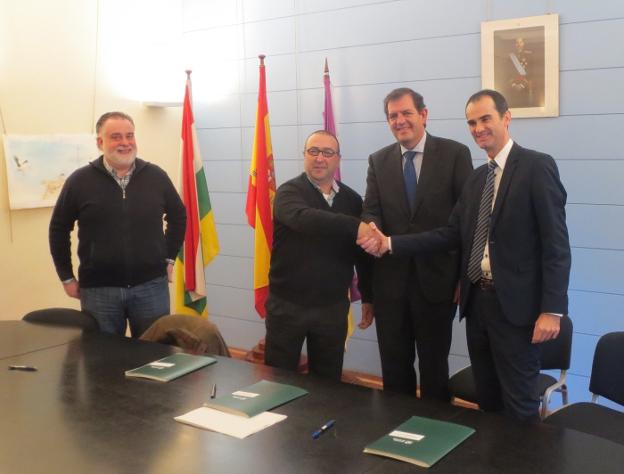 Varona, Hernáez, Nagore y Rozas, durante la firma del convenio. :: g.r./