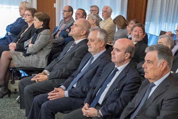 Chaves y Griñán, en el banquillo junto al resto de los acusados. :: Julio Muñoz / efe/