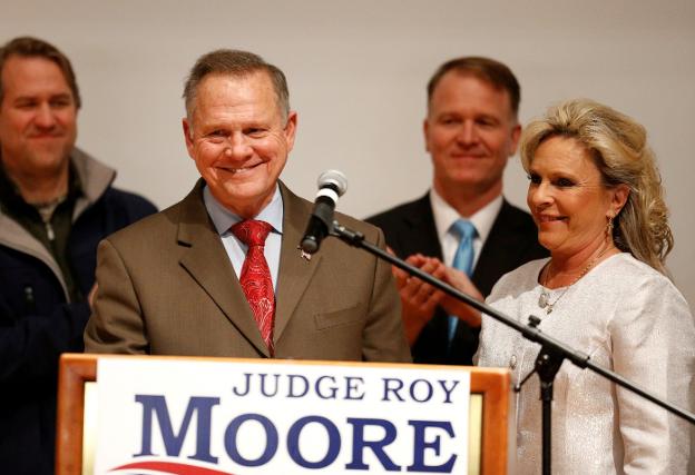 El derrotado juez Moore se dirige a sus simpatizantes. :: reuters/