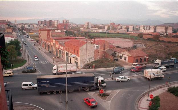 La petición de una pasarela es una vieja reivindicación para el cruce de La Estrella (en la imagen en 1998) desde antes de su remodelación./Juan Marín