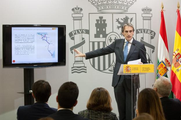 El ministro De la Serna, durante la comparecencia que realizó el miércoles en la Delegación del Gobierno en La Rioja. :: díaz uriel/