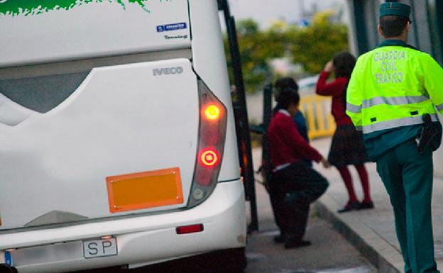 El autobús escolar que ha sido inmovilizado./DGT