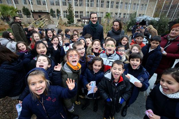 Gamarra y Sáinz, con niños del colegio de Agustinas que visitaron ayer el belén municipal en su primer día abierto al público. :: juan marín/