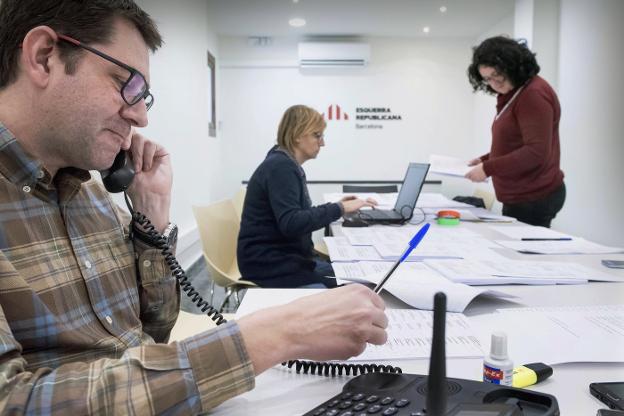 José María Vall atiende al teléfono, mientras Thais Domenech y Elvira Duran repasan varios documentos de trabajo. :: vicens giménez
/