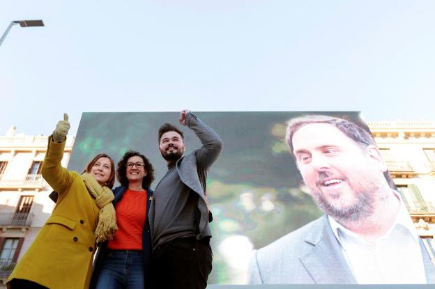 Forcadell, Rovira y Rufián, ante una imagen de Junqueras en el mitin de ayer de Esquerra Republicana. :: Marta Pérez / efe/
