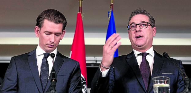 Sebastian Kurz y Heinz-Christian Strache, líderes de las dos formaciones austriacas de derechas, presentan su acuerdo en una rueda de prensa en Viena :: ALEX HALADA / afp/