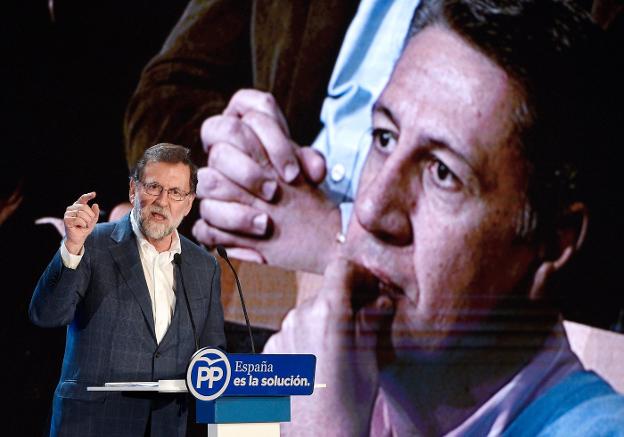 Rajoy interviene en el acto del PP en Salou con una imagen de Albiol como fondo de escenario. :: LLUíS GENé / afp/