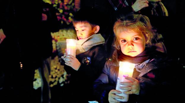 Dos niños con velas, ayer en el belén monumental. :: juan marÍN/