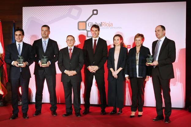 Julen Lopetegui, con los premiados, autoridades y miembros de la Cámara. :: /Jonathan Herreros