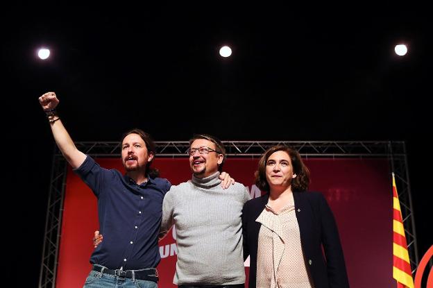 Iglesias, Domènech y Colau, ayer cerraron la campaña en Santa Coloma de Gramanet. :: A. G. / efe/