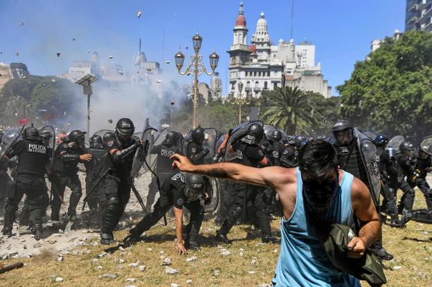 Los antidisturbios de la Policía se enfrentan a manifestantes frente a la sede del Congreso argentino. :: E. Abramovich / AFP/