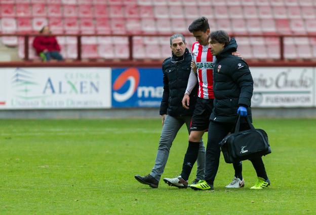 Zubiri, apoyado en el médico y el fisio, sale del campo lesionado./F. DÍAZ