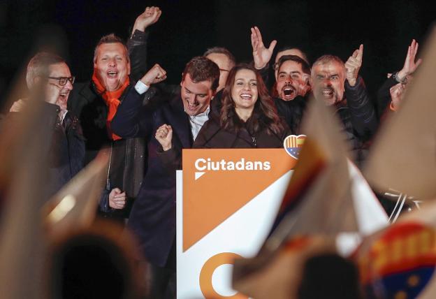 Arrimadas y Rivera celebran, ayer, en Barcelona el triunfo de Ciudadanos en las elecciones. :: Pau Barrena / afp
/